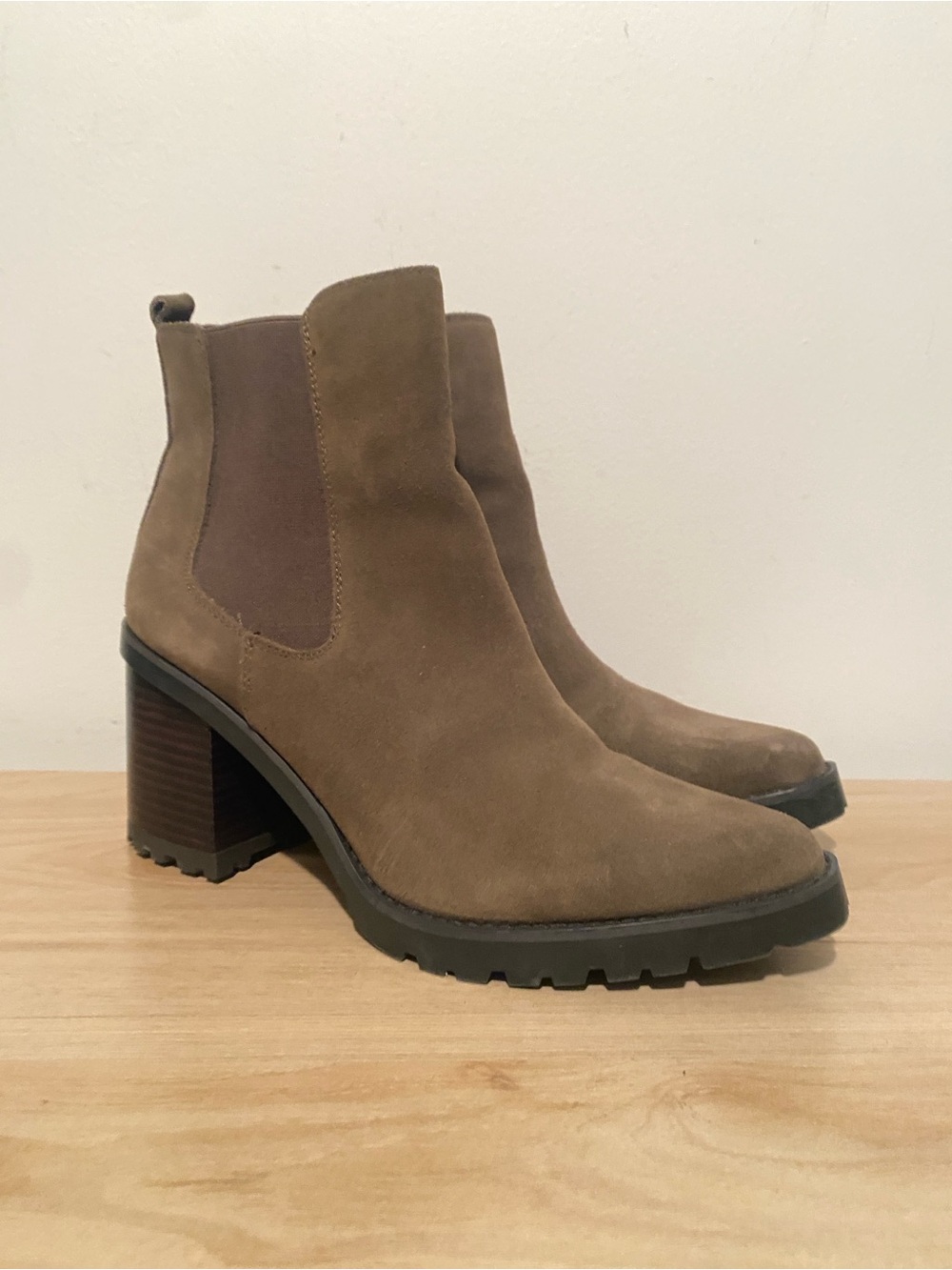 Franco Sarto L-Trent Taupe Suede Lug Sole Chelsea Boots Size 10